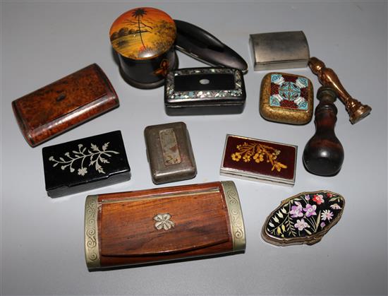 Snuff boxes, seals etc